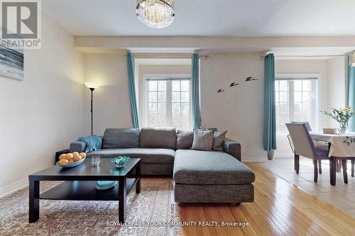 57 - 15 Old Colony Road, Richmond Hill, ON - Indoor Photo Showing Living Room