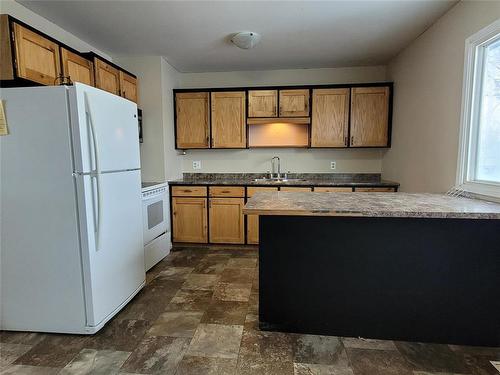 104 1 Street, Oakville, MB - Indoor Photo Showing Kitchen With Double Sink