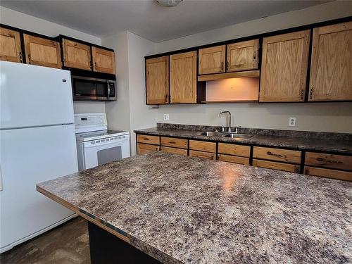 104 1 Street, Oakville, MB - Indoor Photo Showing Kitchen With Double Sink