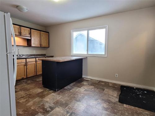 104 1 Street, Oakville, MB - Indoor Photo Showing Kitchen