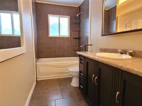 104 1 Street, Oakville, MB - Indoor Photo Showing Bathroom