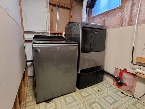 104 1 Street, Oakville, MB - Indoor Photo Showing Laundry Room