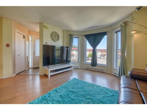 Salon - 9660 Rue Riverin, Brossard, QC - Indoor Photo Showing Living Room