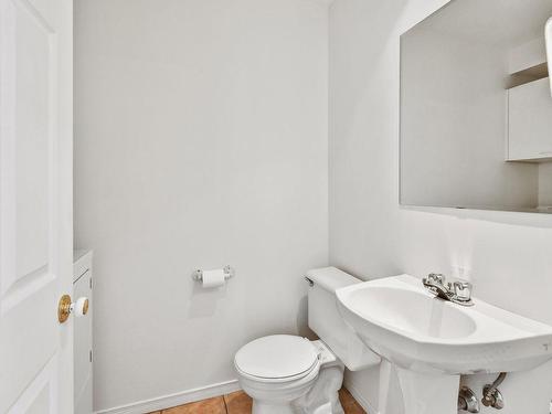 Powder room - 862 Av. D'Isère, Saint-Lambert, QC 