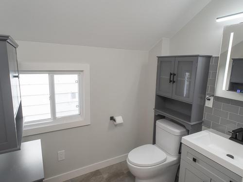 125 Court St S, Thunder Bay, ON - Indoor Photo Showing Bathroom