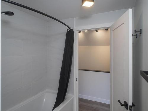 125 Court St S, Thunder Bay, ON - Indoor Photo Showing Bathroom