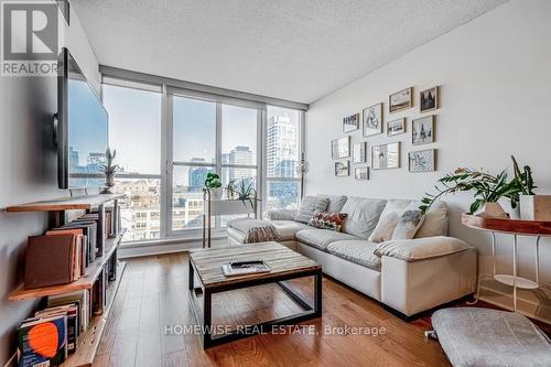 820 - 320 Richmond Street E, Toronto, ON - Indoor Photo Showing Living Room