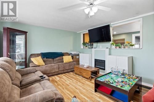 525 Highway 77, Leamington, ON - Indoor Photo Showing Living Room