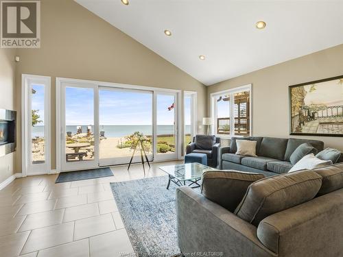 581 Ross Beach Road, Lakeshore, ON - Indoor Photo Showing Living Room