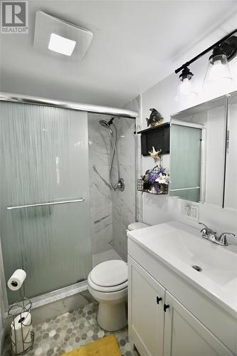 1940 London Line Unit# 4, Sarnia, ON - Indoor Photo Showing Bathroom