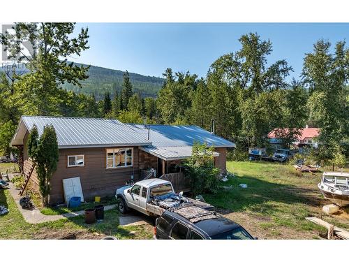 8927 River Avenue, Yahk, BC - Outdoor