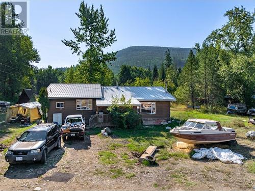 8927 River Avenue, Yahk, BC - Outdoor