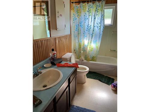 8927 River Avenue, Yahk, BC - Indoor Photo Showing Bathroom