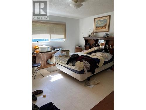 8927 River Avenue, Yahk, BC - Indoor Photo Showing Bedroom