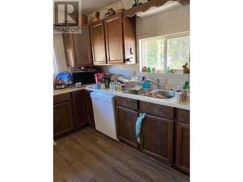 8927 River Avenue, Yahk, BC - Indoor Photo Showing Kitchen With Double Sink