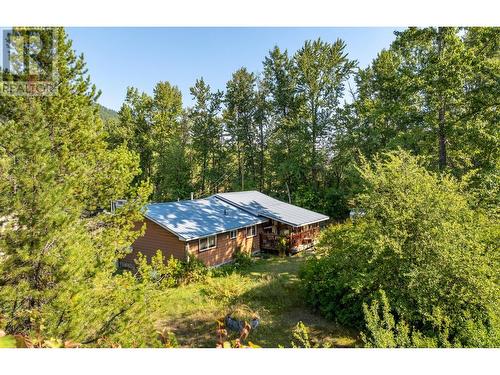 8927 River Avenue, Yahk, BC - Outdoor