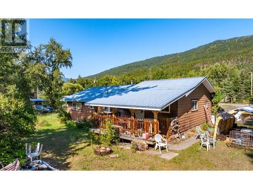 8927 River Avenue, Yahk, BC - Outdoor