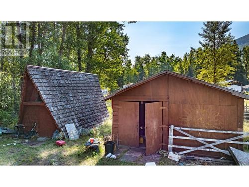 8927 River Avenue, Yahk, BC - Outdoor