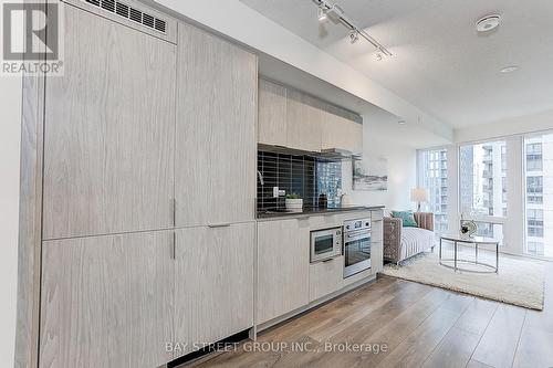 1503 - 60 Shuter Street S, Toronto, ON - Indoor Photo Showing Kitchen