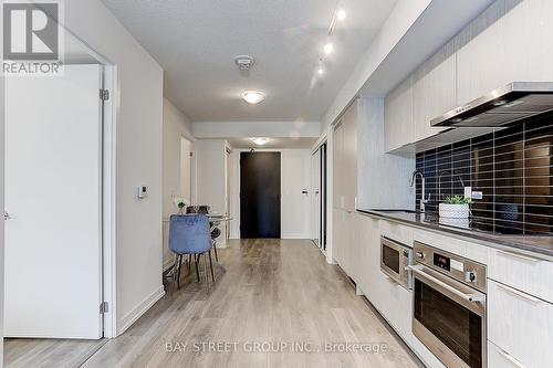 1503 - 60 Shuter Street S, Toronto, ON - Indoor Photo Showing Kitchen