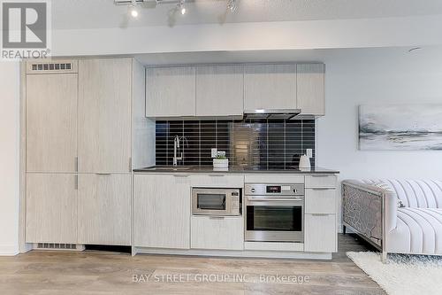 1503 - 60 Shuter Street S, Toronto, ON - Indoor Photo Showing Kitchen