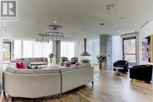 1503 - 60 Shuter Street S, Toronto, ON - Indoor Photo Showing Living Room