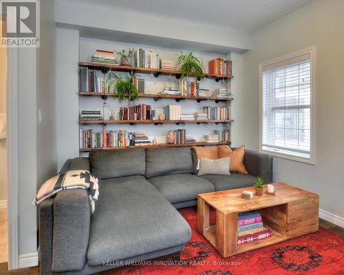 8 Cheltenham Mews, Kitchener, ON - Indoor Photo Showing Living Room