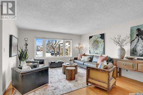 7535 Butler Bay, Regina, SK - Indoor Photo Showing Living Room