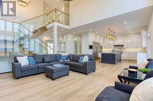 67 Creanona Boulevard, Hamilton, ON - Indoor Photo Showing Living Room