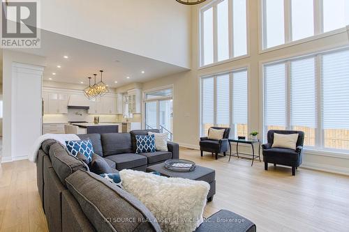 67 Creanona Boulevard, Hamilton, ON - Indoor Photo Showing Living Room