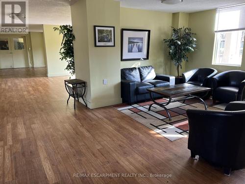 827 - 350 Quigley Road, Hamilton, ON - Indoor Photo Showing Living Room