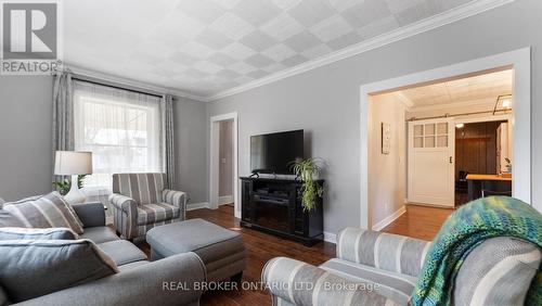 262 Oakland Road, Brant, ON - Indoor Photo Showing Living Room