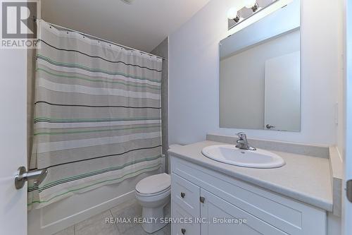 12 Roper Place, Kitchener, ON - Indoor Photo Showing Bathroom