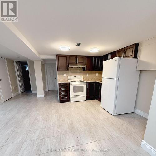 216 Rosedale Drive, Whitby (Downtown Whitby), ON - Indoor Photo Showing Kitchen