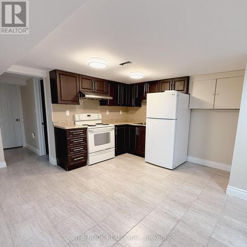 216 Rosedale Drive, Whitby (Downtown Whitby), ON - Indoor Photo Showing Kitchen