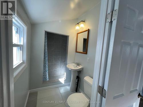 1025 York Street, London, ON - Indoor Photo Showing Bathroom