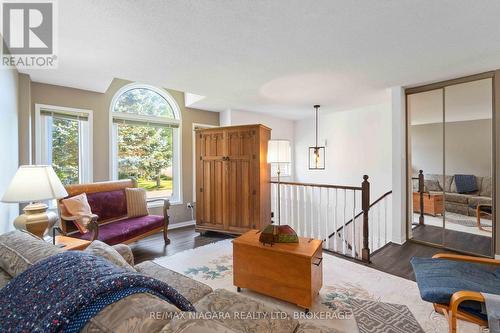 14 Meadowbrook Lane, Pelham, ON - Indoor Photo Showing Living Room