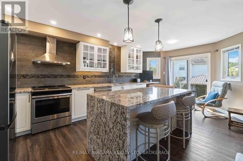 14 Meadowbrook Lane, Pelham, ON - Indoor Photo Showing Kitchen With Upgraded Kitchen