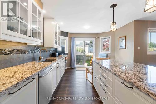 14 Meadowbrook Lane, Pelham, ON - Indoor Photo Showing Kitchen With Double Sink With Upgraded Kitchen