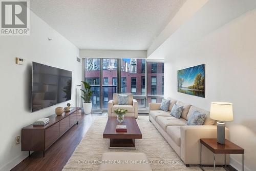 606 - 295 Adelaide Street, Toronto, ON - Indoor Photo Showing Living Room