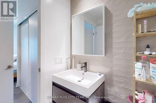 515 - 150 Logan Avenue, Toronto, ON - Indoor Photo Showing Bathroom