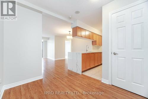 2431 - 3888 Duke Of York Boulevard, Mississauga, ON - Indoor Photo Showing Kitchen