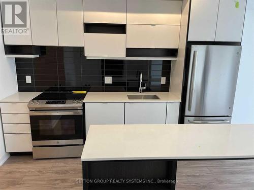 1106 - 4065 Confederation Parkway, Mississauga, ON - Indoor Photo Showing Kitchen