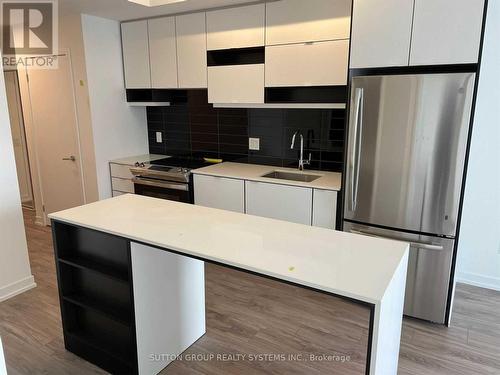 1106 - 4065 Confederation Parkway, Mississauga, ON - Indoor Photo Showing Kitchen