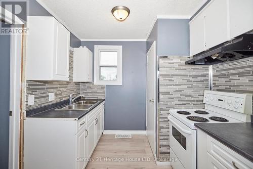 407 Welland Avenue, St. Catharines (445 - Facer), ON - Indoor Photo Showing Kitchen With Double Sink