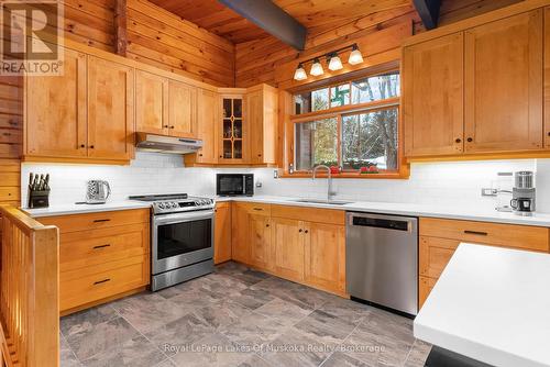 354 Bayshore Boulevard, Huntsville (Chaffey), ON - Indoor Photo Showing Kitchen