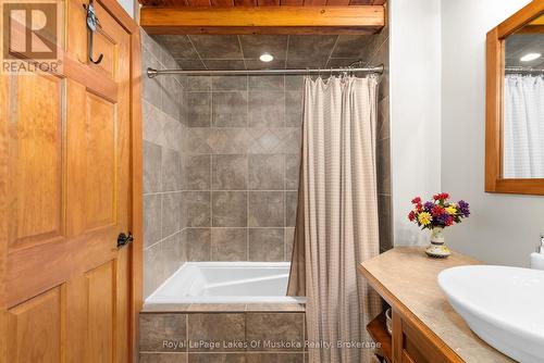 354 Bayshore Boulevard, Huntsville (Chaffey), ON - Indoor Photo Showing Bathroom