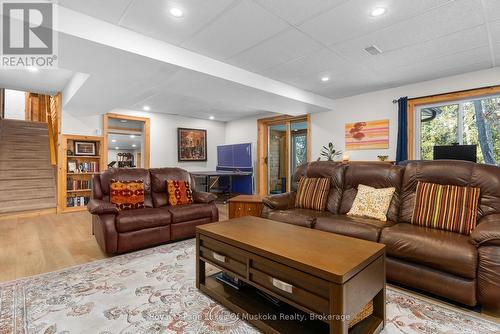 354 Bayshore Boulevard, Huntsville (Chaffey), ON - Indoor Photo Showing Living Room