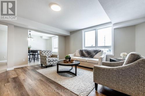 202 - 904 Paisley Road, Guelph (Parkwood Gardens), ON - Indoor Photo Showing Living Room