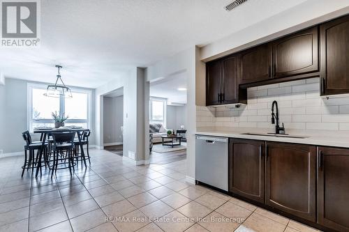 202 - 904 Paisley Road, Guelph (Parkwood Gardens), ON - Indoor Photo Showing Kitchen